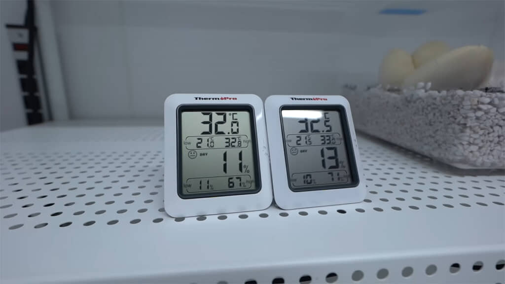 温度と湿度を管理して、ふ化の時を待ちます