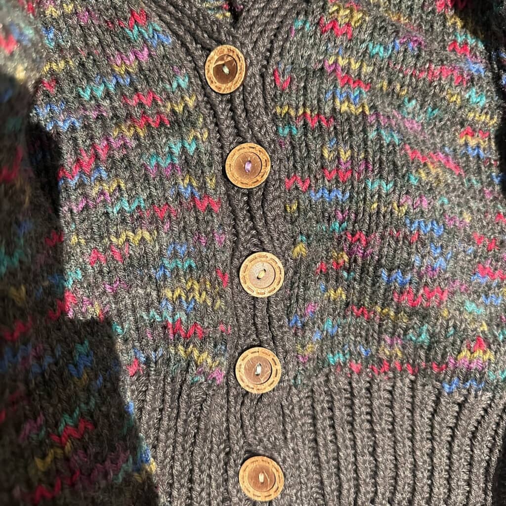 ボタンを留めた糸もメンカラ5色！