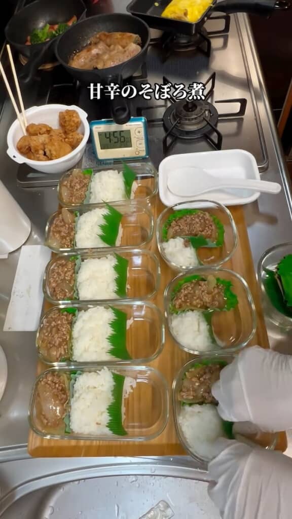 メインのおかずは甘辛のそぼろ煮