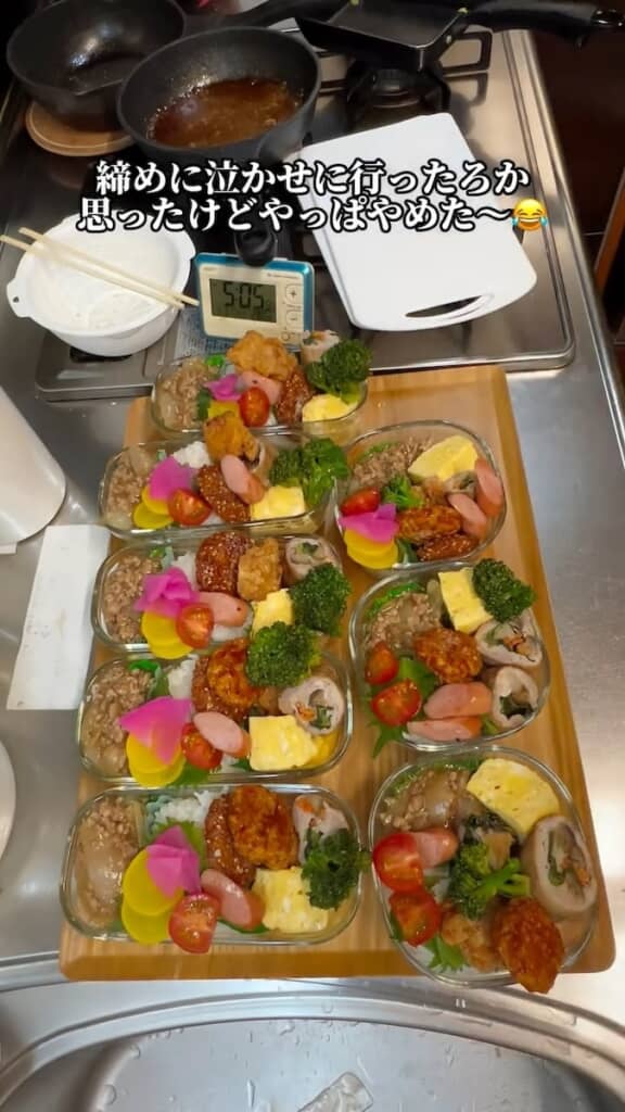 漬け物とミニトマトで彩りを添えて完成！