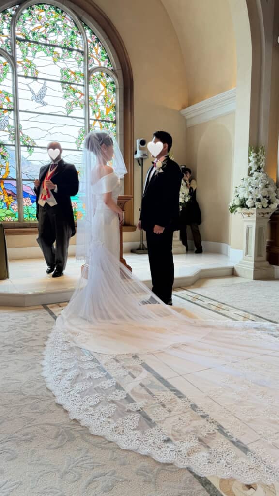 ひときわ長いトレーンが目を引きます