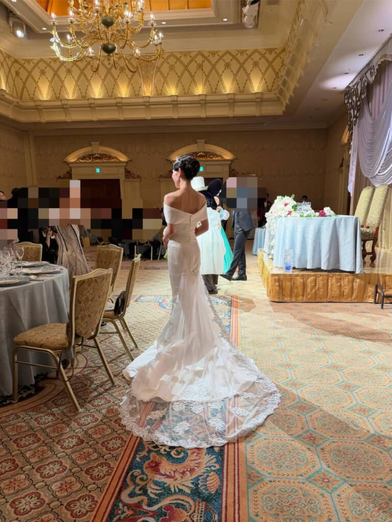 披露宴会場では歩きやすいショートトレーンにしました