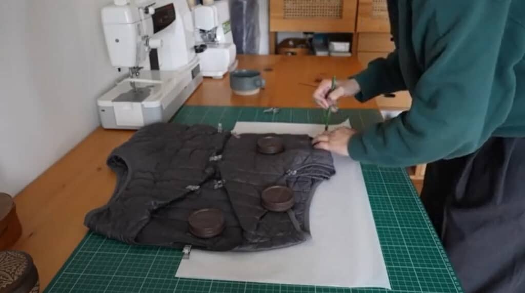 手持ちのベストをベースに型紙を作ります