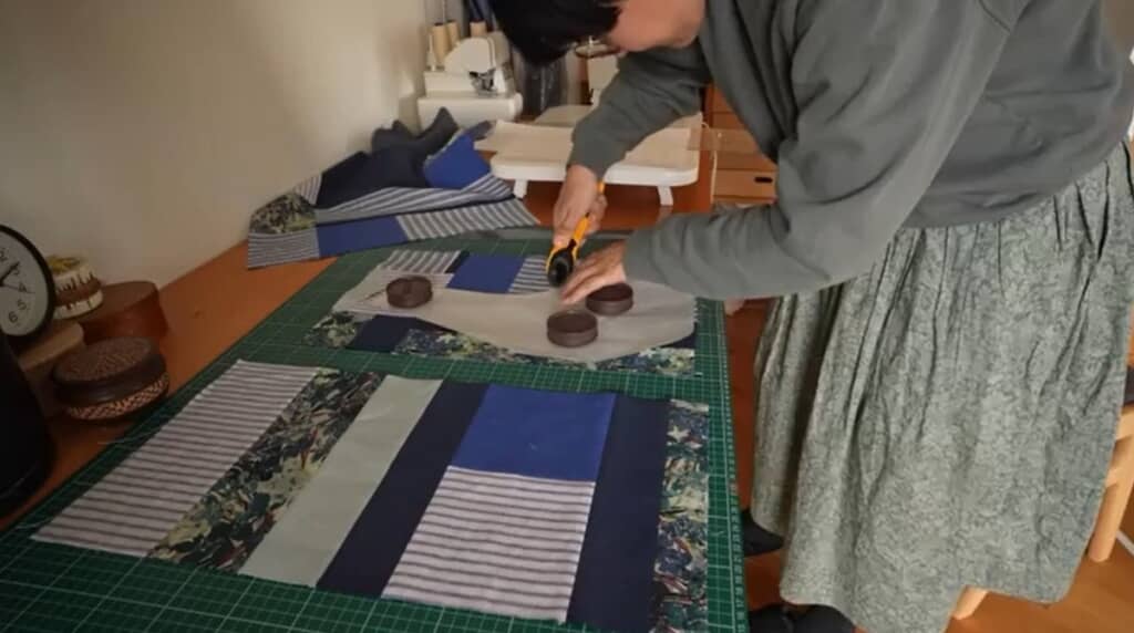 つないだハギレに型紙を合わせて切ります