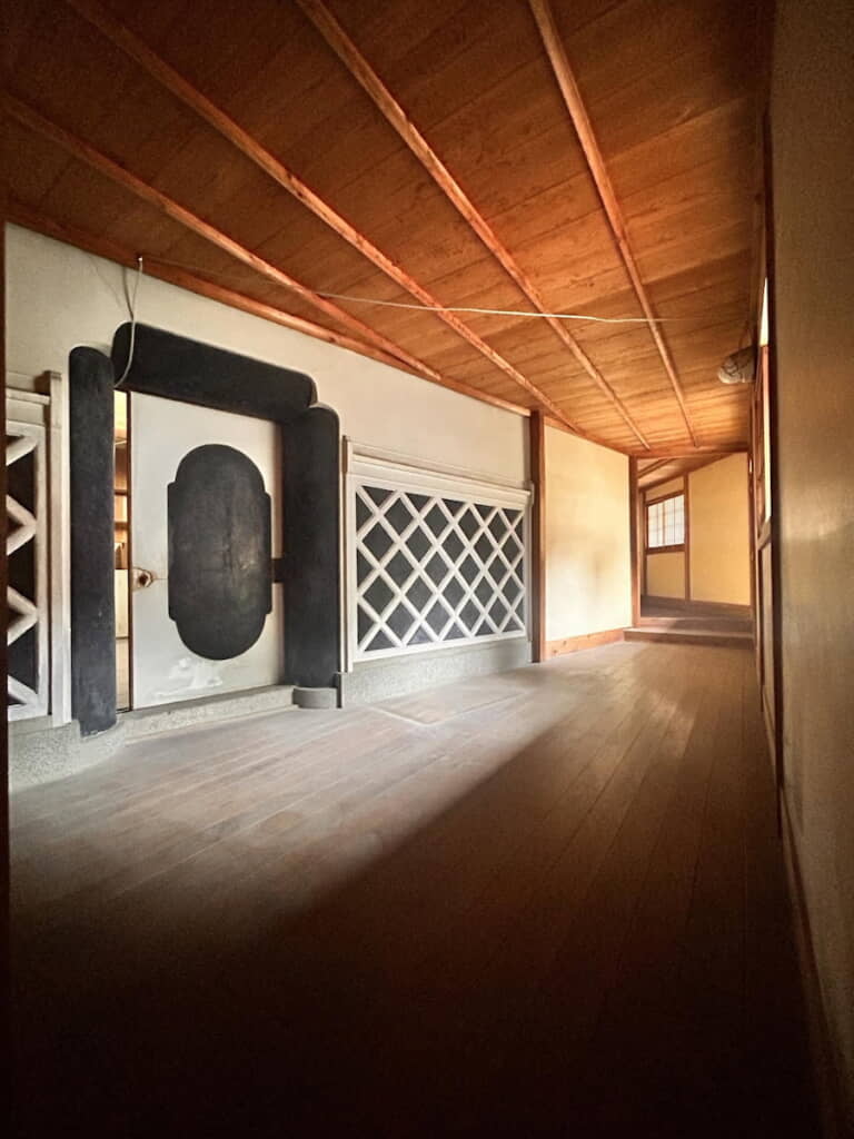 歴史を感じる廊下