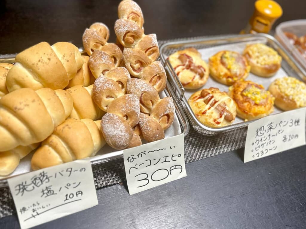 塩パンとベーコンエピが並べられている