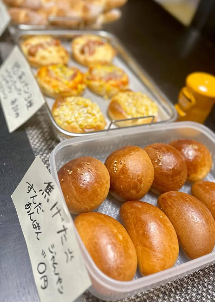 ずんだあんぱん、ジャムパン、総菜パン３種が並べられている