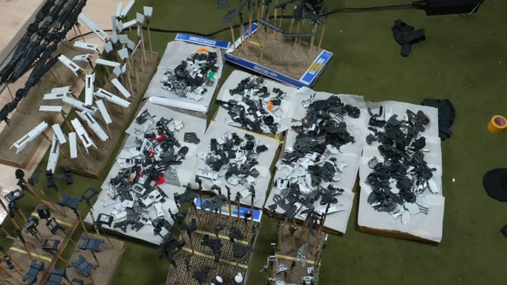 乾燥中の大量のパーツ