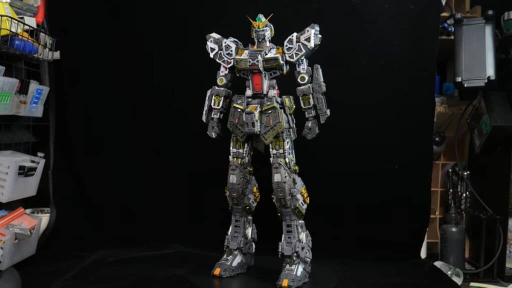 フレームむき出し状態のνガンダム