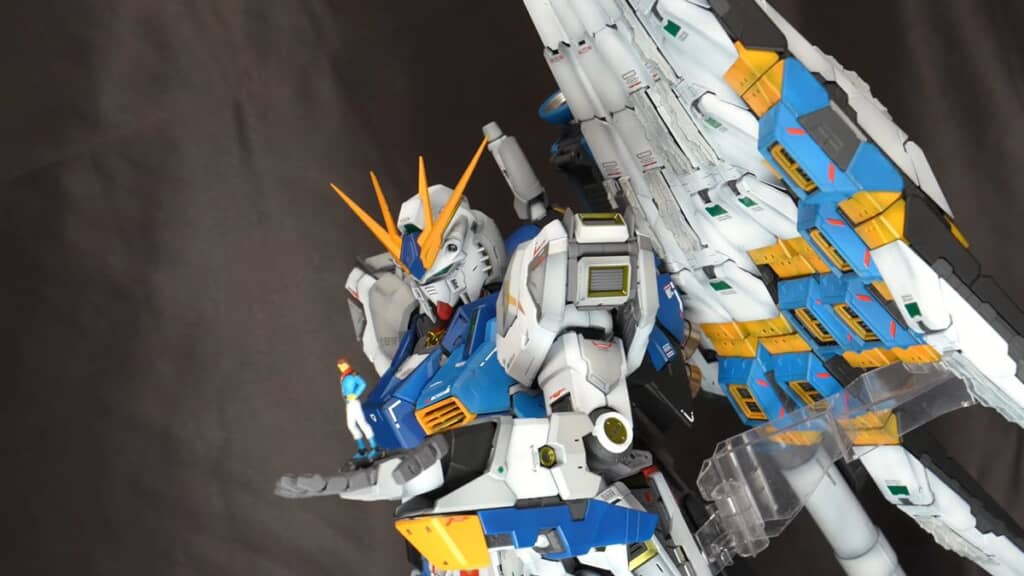 塗装したアムロ・レイのフィギュアを手のひらに乗せているνガンダム