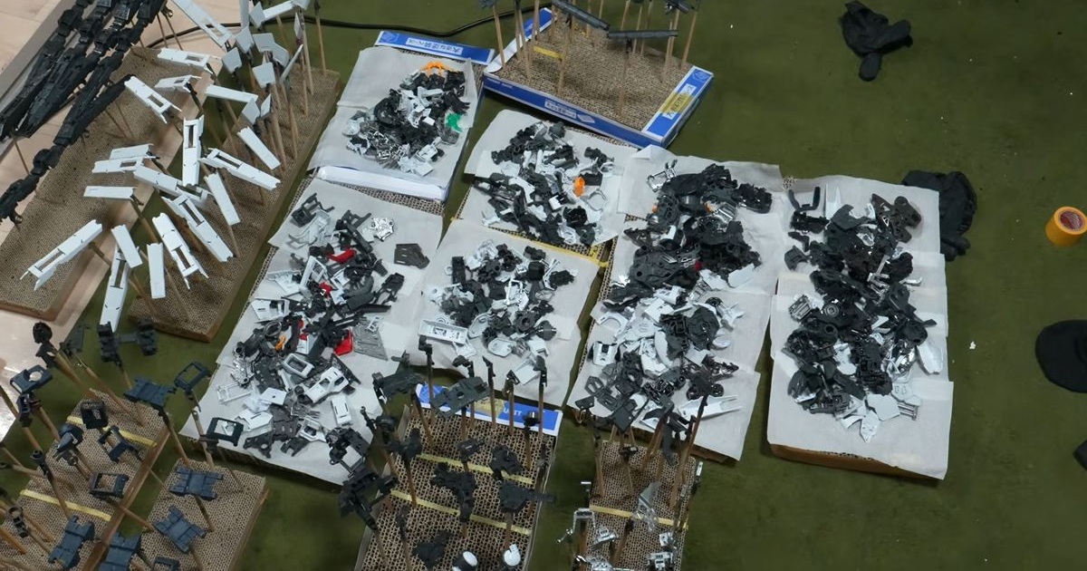 30時間掛けて作った6万6000円の巨大ガンプラ→1300個のパーツ全てを塗装すると……　奇跡のような完成品に「至高の技術」「本当に塗ったのか」（1/3） | ライフスタイル ねとらぼ