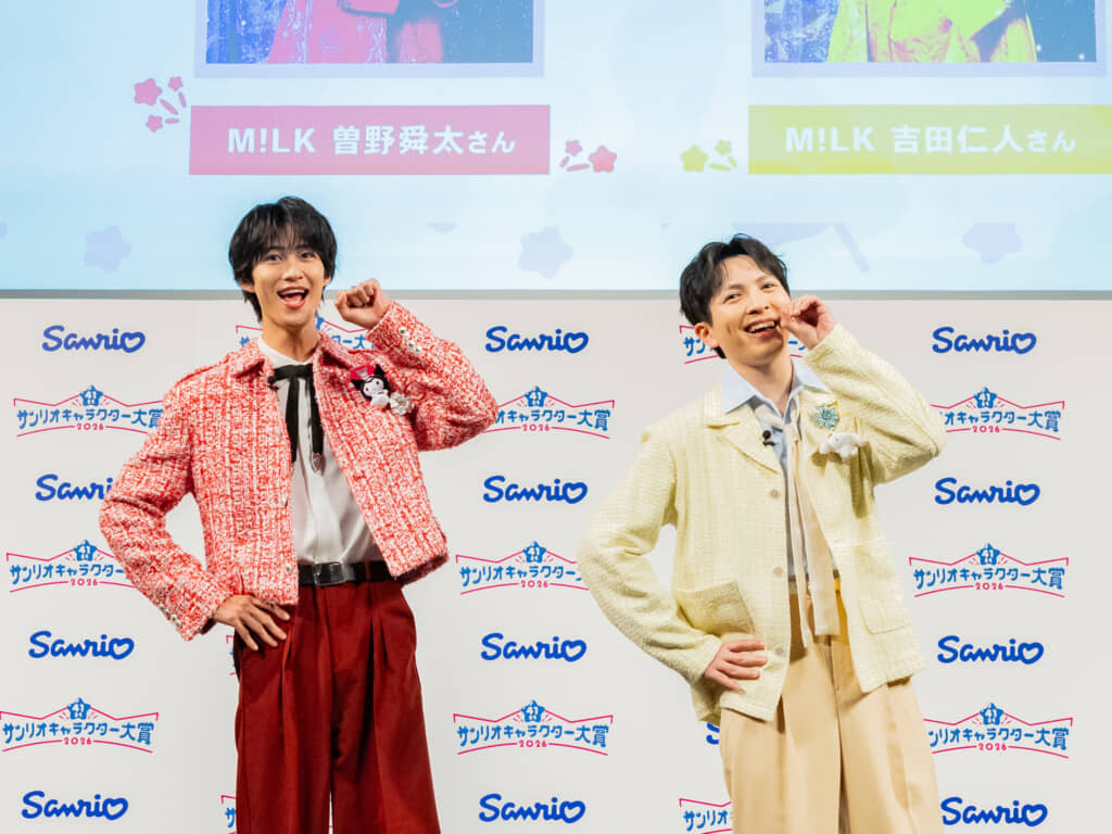 M!LKです！のポーズをする2人