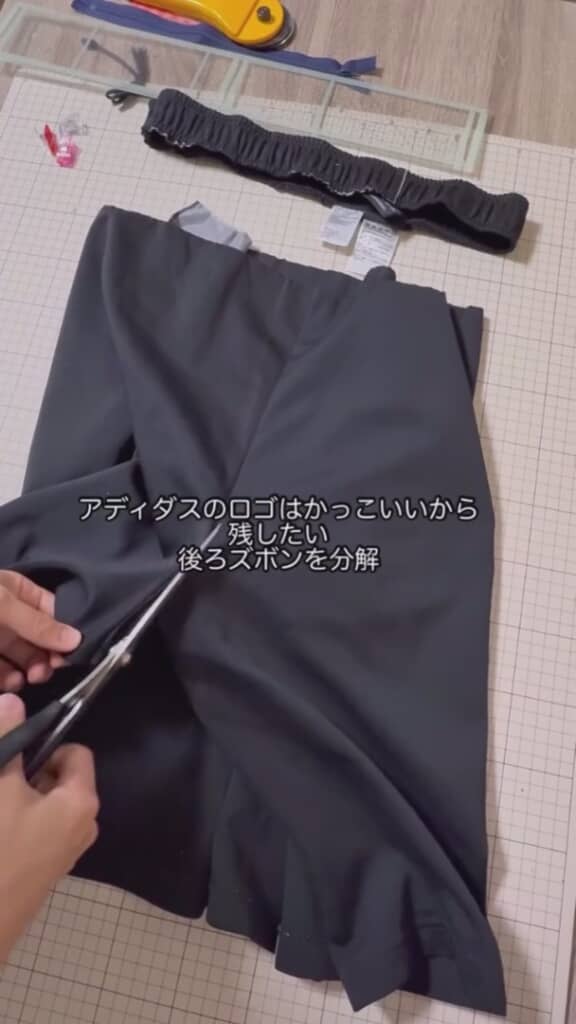 後ろ側は真ん中からバッサリカット