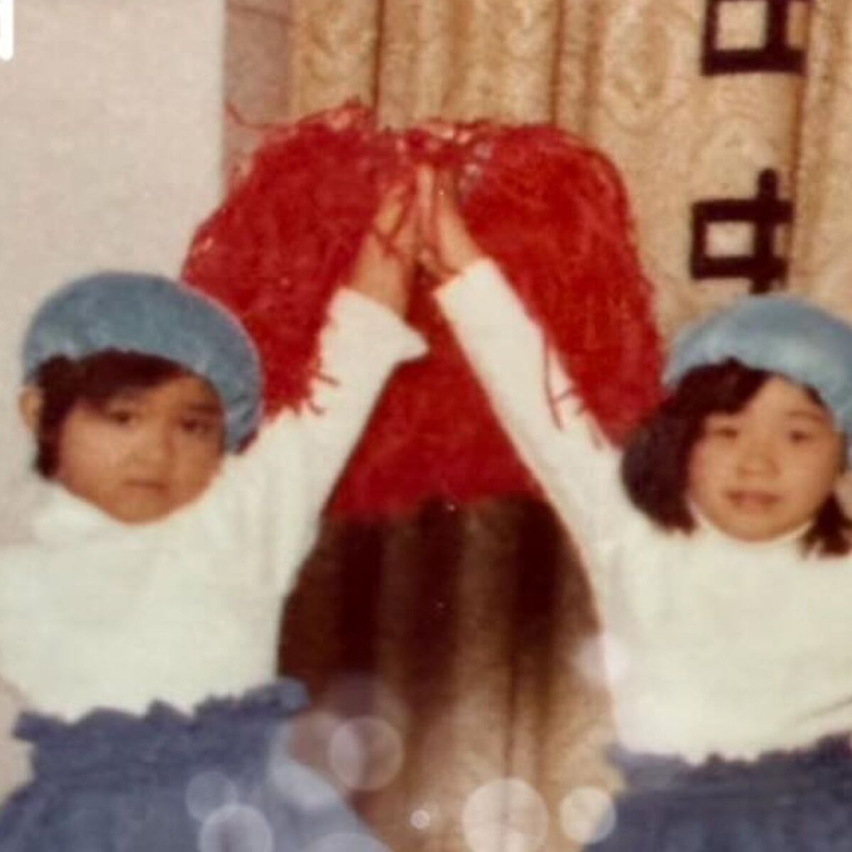 保育園からの幼なじみ2人→48年後…… 同じポーズ&衣装で撮った現在の姿に「羨ましい」「女優さんみたい」 | ライフスタイル ねとらぼ