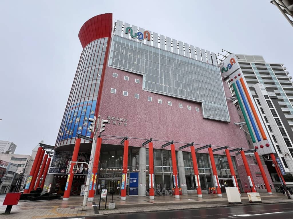 パチンコ店のような外観の商業施設に入っている青森市役所の分庁舎