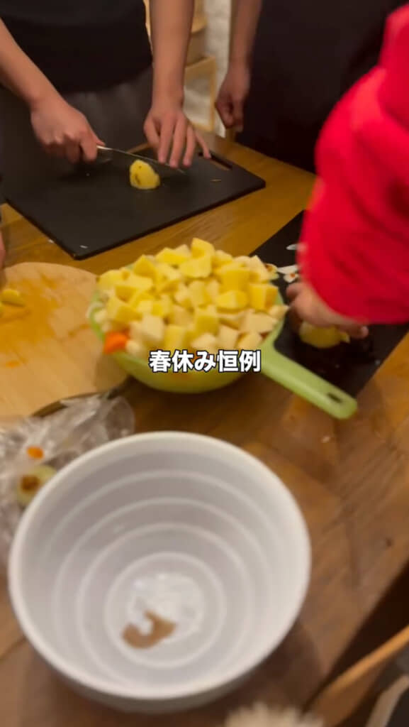 晩ごはんは定番のカレー