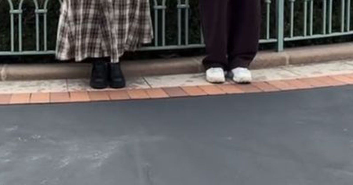 彼女とディズニーへ→並んでいたら、キャストに声をかけられ……　レアすぎる“まさかの光景”に「羨ましい限りです！」「一生の思い出」（1/2） | ディズニー ねとらぼ