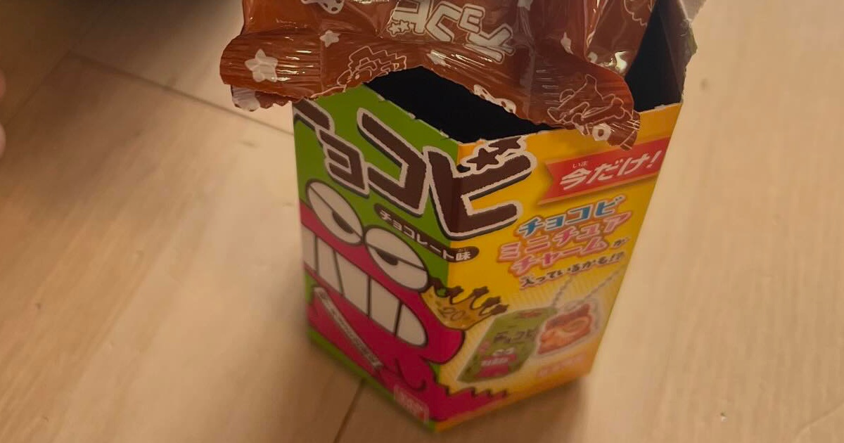 13歳息子が「これだけ、重さちゃう気がする」と選んだチョコビ→開けたら……　まさかの中身に「うちにも派遣して」「別班に所属してたりします……？」（1/2） | 育児 ねとらぼ
