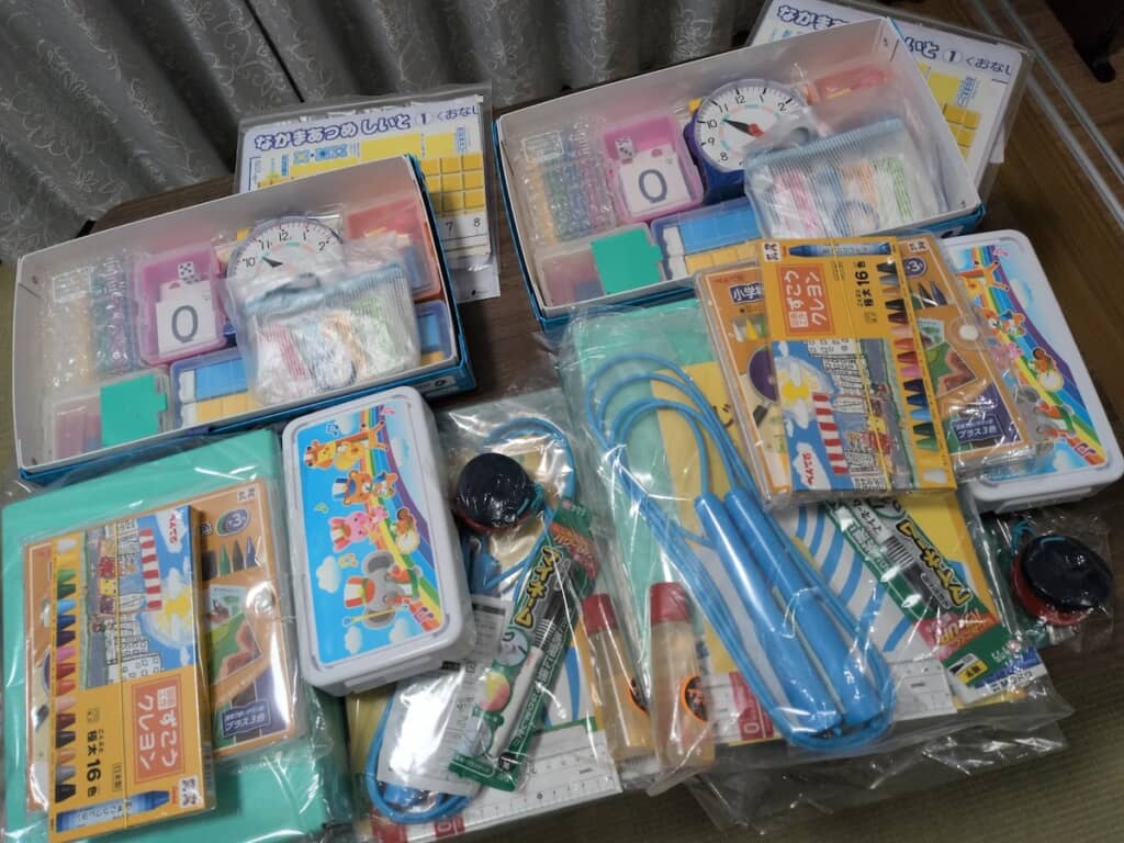 この全てに一晩で名前シールを貼れと……!?