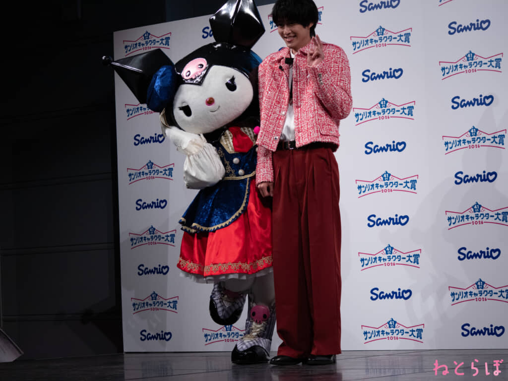 推しのクロミと並んでうれしそうな曽野舜太（編集部撮影）