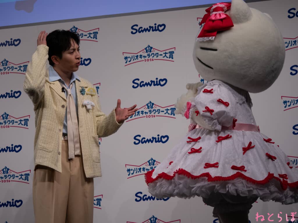ハローキティと吉田仁人（編集部撮影）