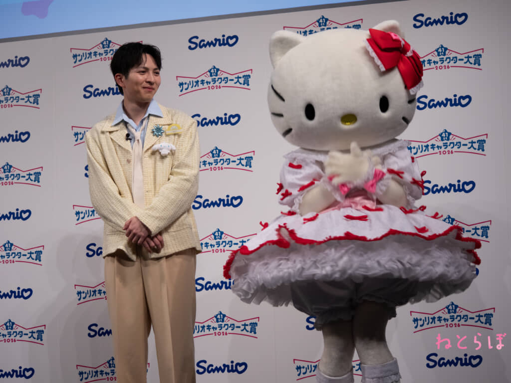 ハローキティを見つめる吉田仁人（編集部撮影）