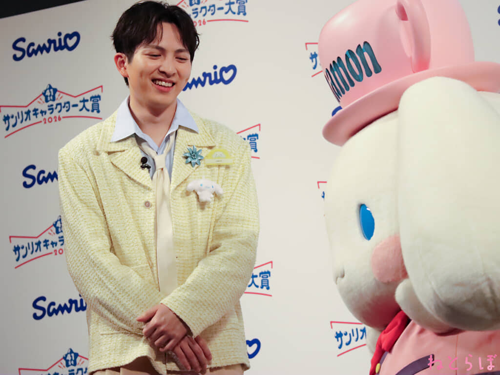 推しのシナモロールにデレた表情の吉田仁人（編集部撮影）