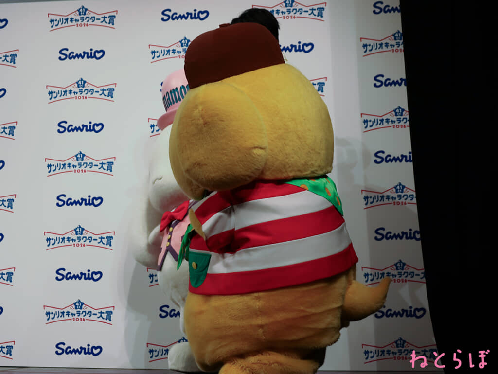 シナモロールとポムポムプリンに挟まれる吉田仁人の後頭部（編集部撮影）