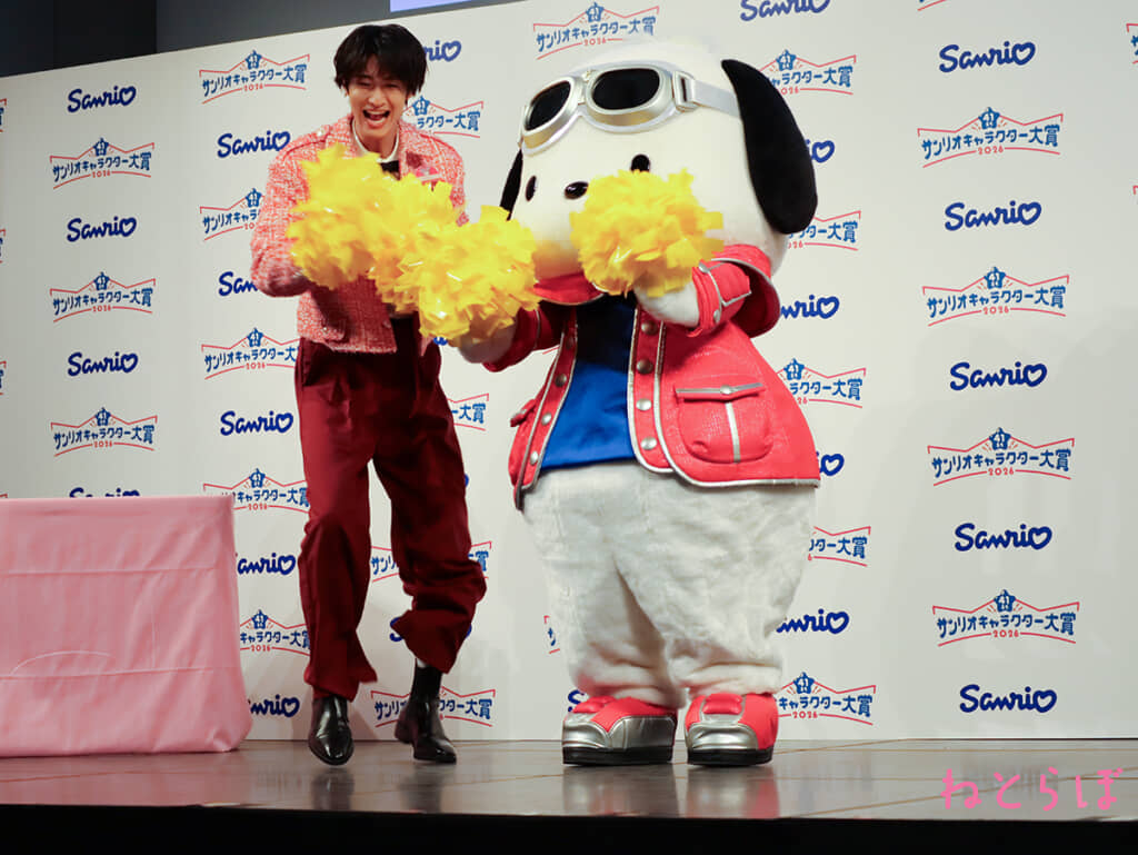 ポチャッコとチャレンジ中、はしゃぐ曽野舜太（編集部撮影）