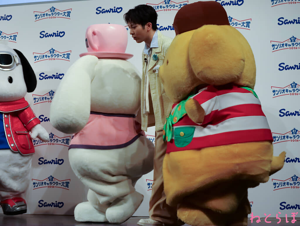 シナモロールとポムポムプリンに挟まれる吉田仁人（編集部撮影）