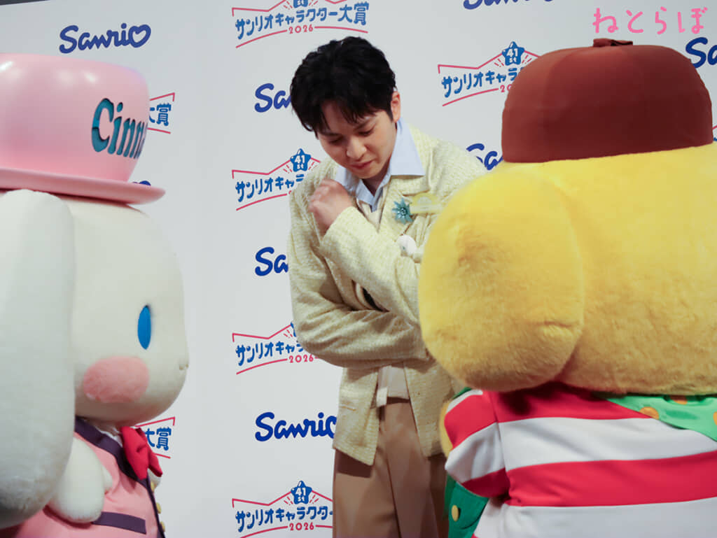 シナモロールとポムポムプリンと真剣に相談する吉田仁人（編集部撮影）