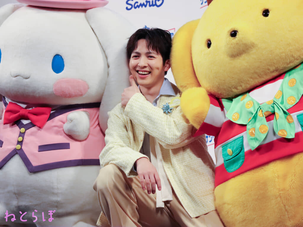 いいじゃんポーズをするシナモロール、吉田仁人、ポムポムプリン（編集部撮影）