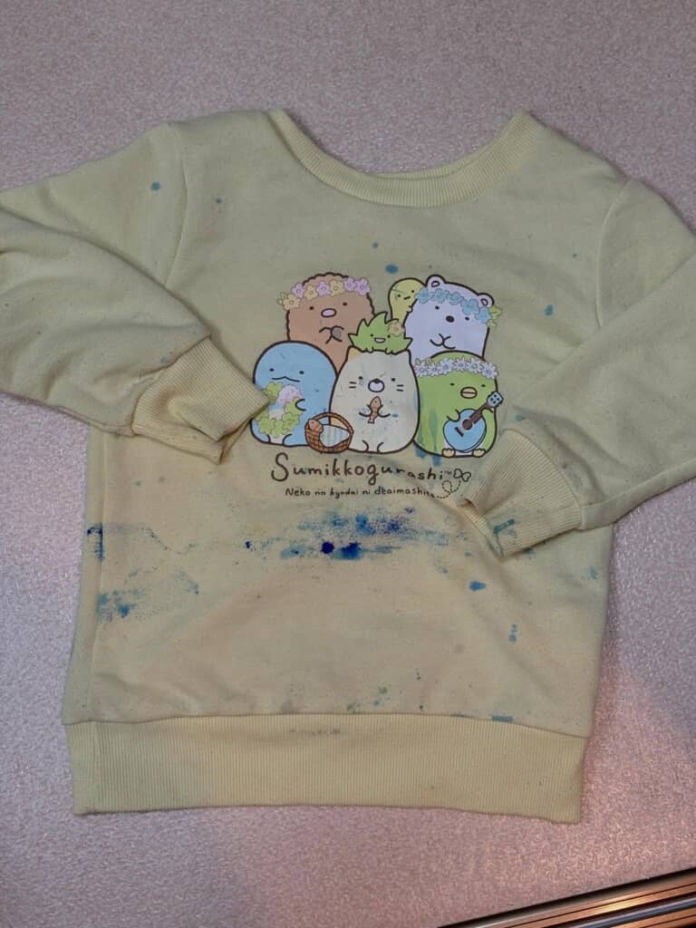 絵の具でべったり汚れたスウェット