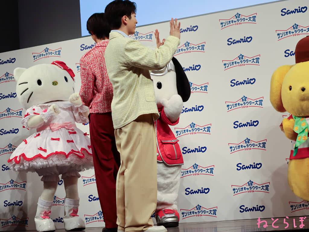 キャラクターたちにバイバイする曽野舜太、吉田仁人（編集部撮影）