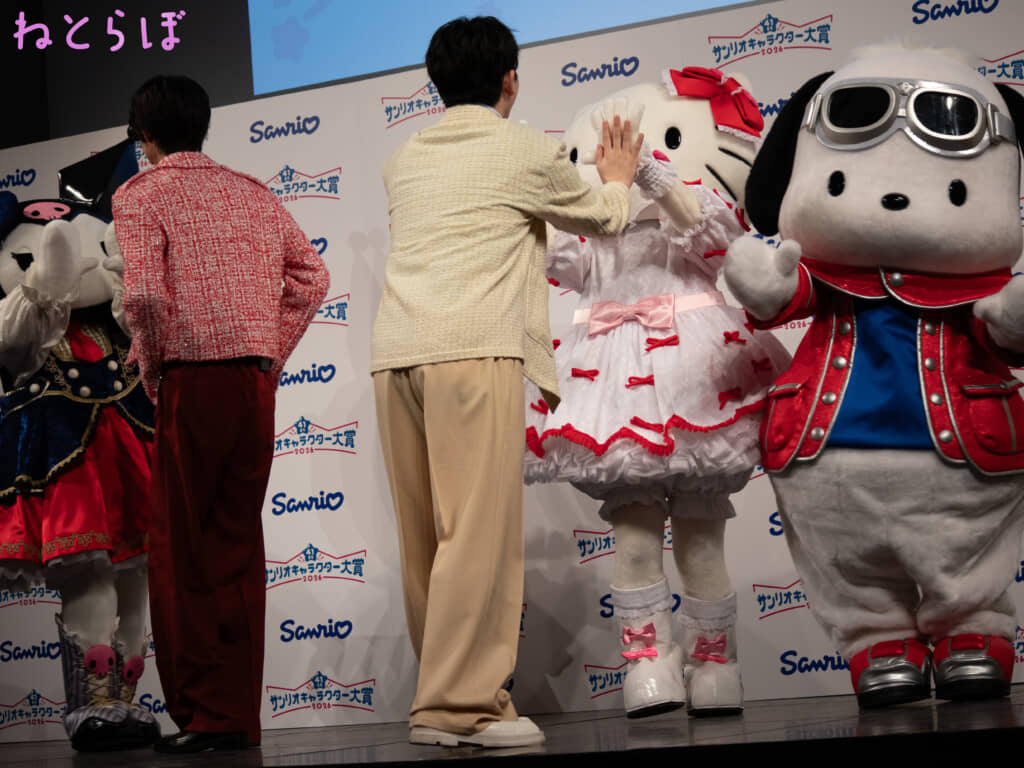 ハローキティとハイタッチする吉田仁人、クロミと向き合う曽野舜太（編集部撮影）