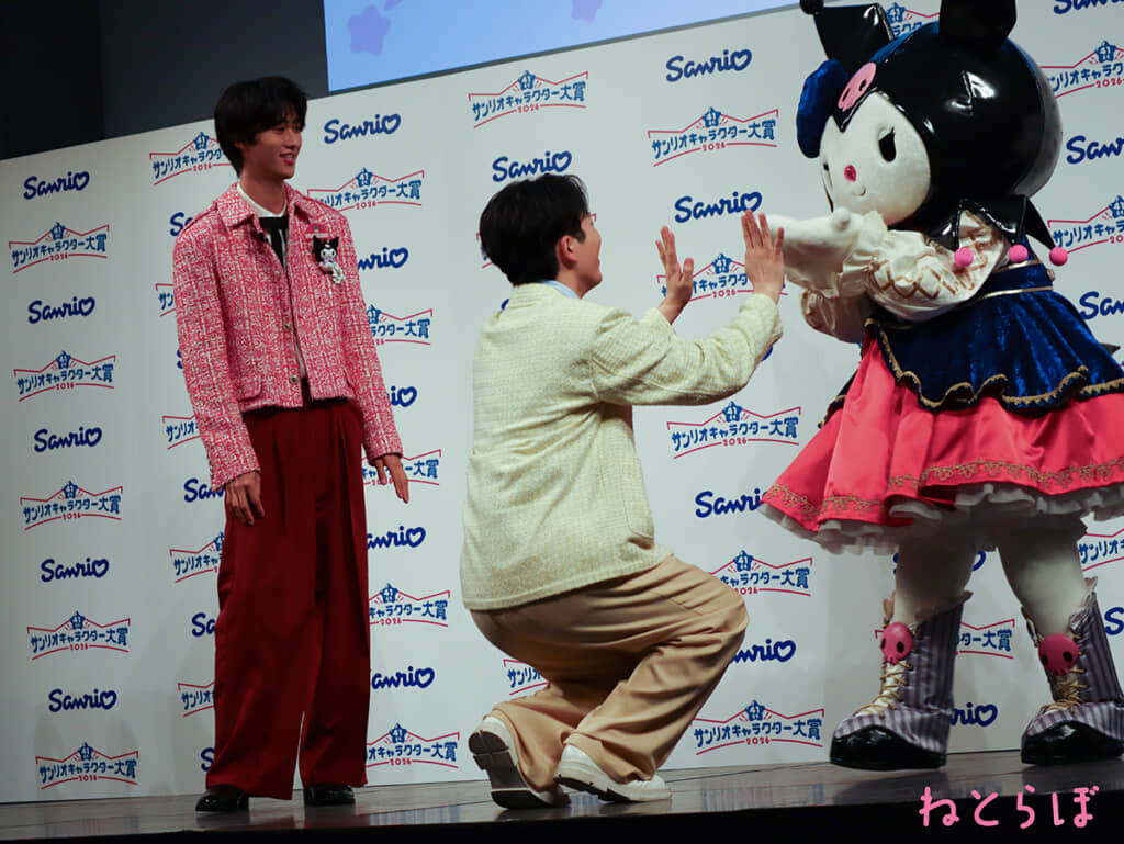 クロミの背丈に合わせてかがむ吉田仁人（編集部撮影）