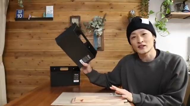 主な材料は100均メールボックスと板材