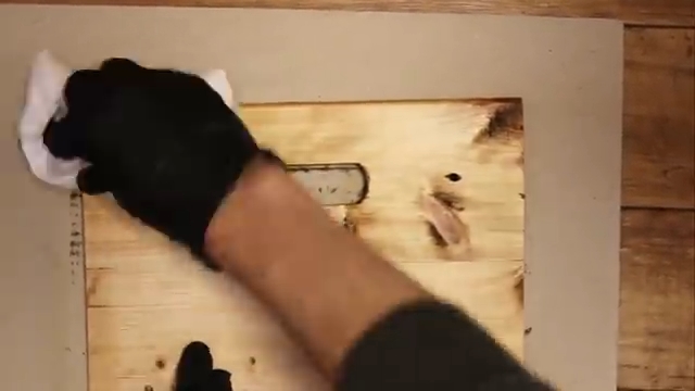 いったん塗ってから拭き取る