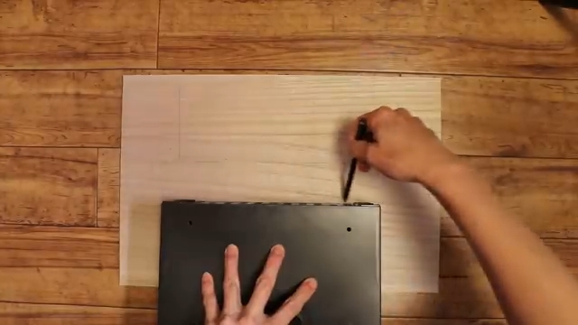 メールボックスの前面を合板にあてて線を引く