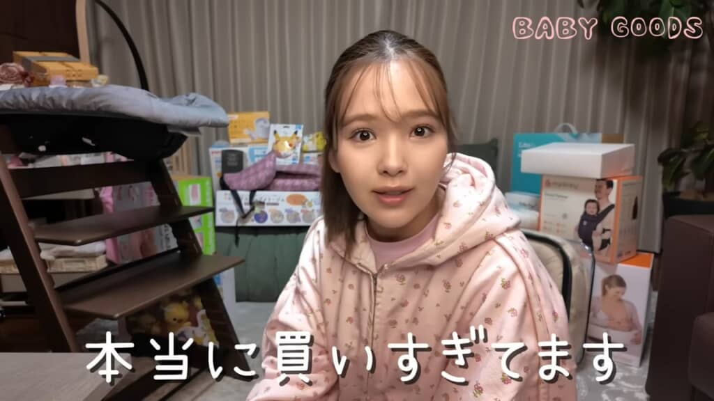 大量のベビー用品をバックに、「本当に買いすぎてます」……確かにそれすぎる