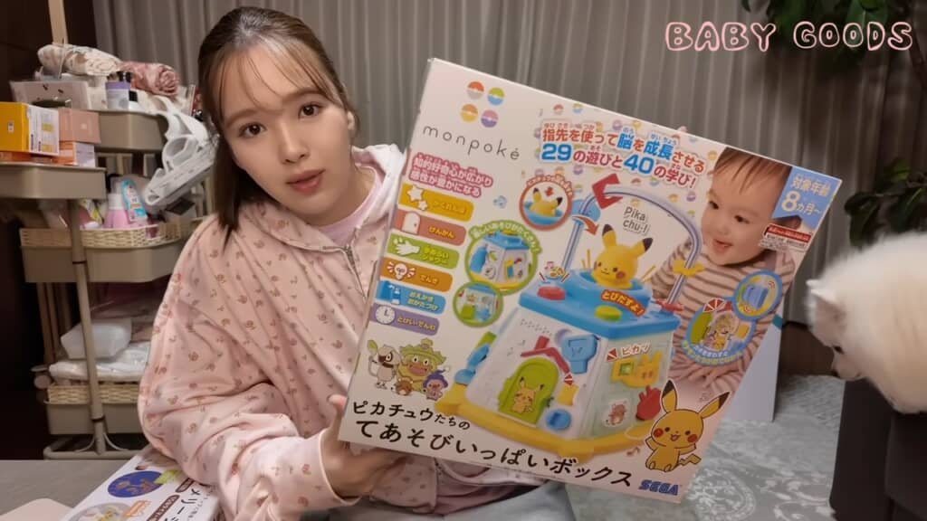 赤ちゃん向けポケモングッズのほんの一部。ちょいちょいフレームインする愛犬がまたかわいい