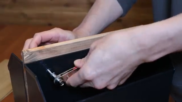 工具を使ってボルトを留める