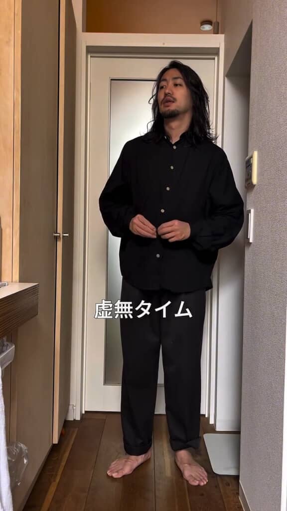 シャツとパンツは黒をセレクト