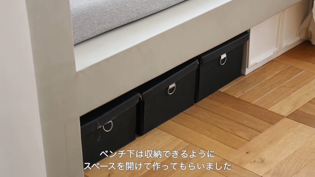 ベンチ下には収納スペースも