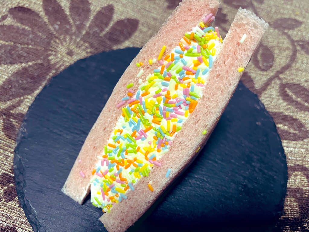 セブン-イレブンの「よくばりサンド　カラーチョコ＆ホイップ」