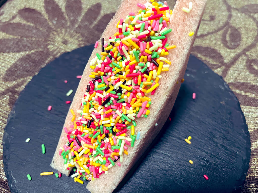 目がチカチカする……！