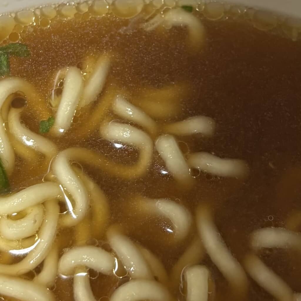 スープに浸かった、波打つ太麺