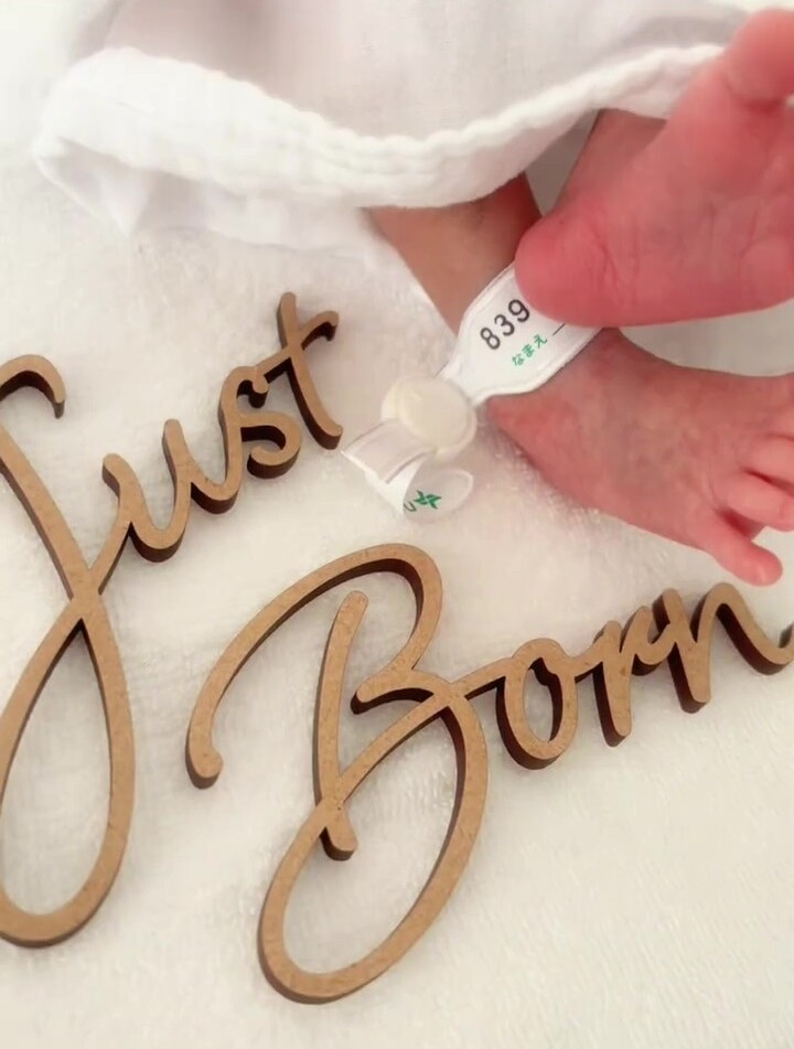 「Just Born」の文字と小さな足