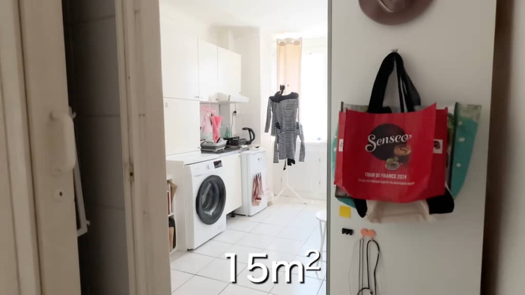 玄関からワンルームの部屋を見たところ