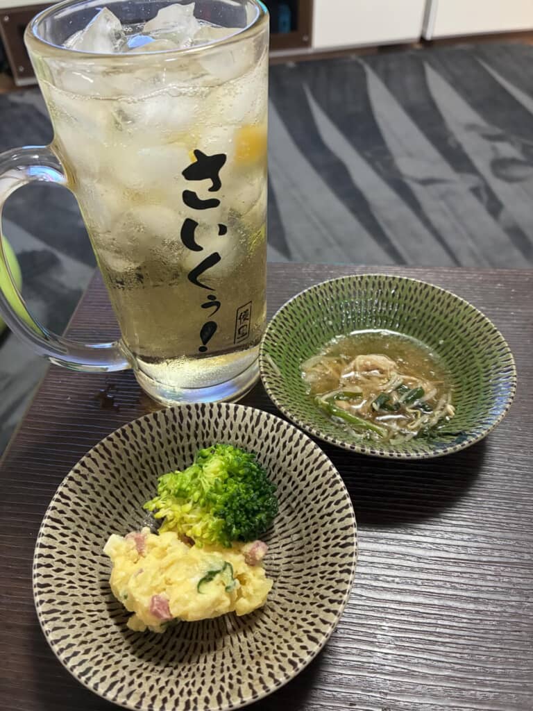 ジョッキとポテトサラダなどの小皿料理